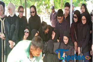 Olla Ramlan Pingsan di Pemakaman Ibunda, Tak Sanggup Menahan Duka