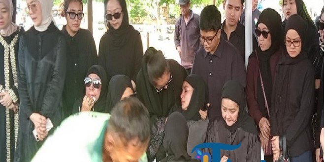 Olla Ramlan Pingsan di Pemakaman Ibunda, Tak Sanggup Menahan Duka