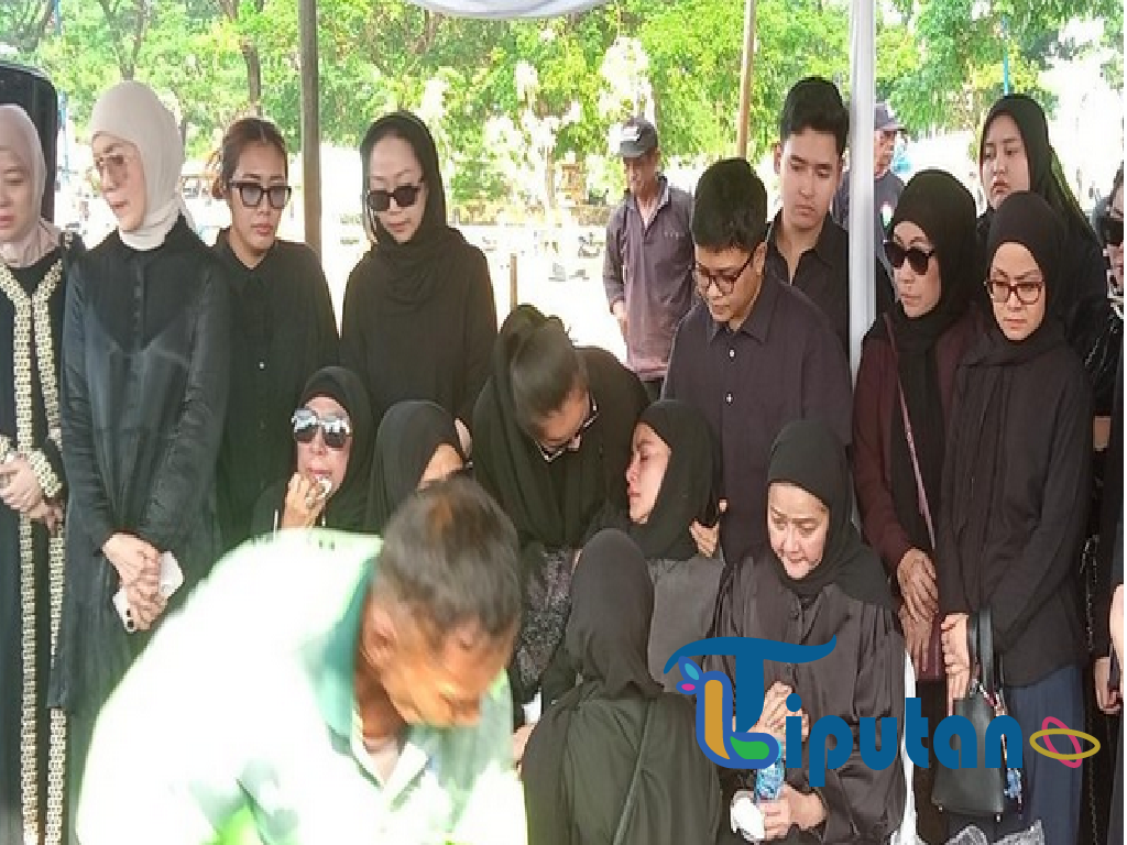 Olla Ramlan Pingsan di Pemakaman Ibunda, Tak Sanggup Menahan Duka