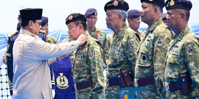Prabowo Promosikan Pejabat dan Purnawirawan di Atas Kapal Perang