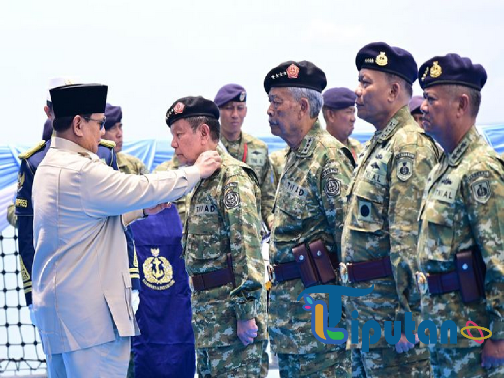 Prabowo Promosikan Pejabat dan Purnawirawan di Atas Kapal Perang