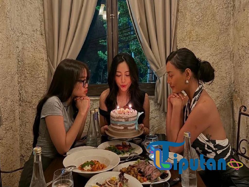 Reaksi Fuji dan Rachel Vennya Saat Menyaksikan Momen Lamaran Erika Carlina di Synchronize Fest 2025