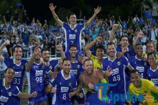 Awak Persib Bandung sempat tertahan di Stadion MBPJ, Malaysia, usai laga dramatis melawan Selangor FC akibat kericuhan suporter tuan rumah yang kecewa atas kekalahan timnya.