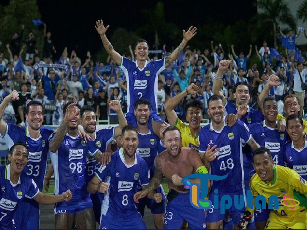 Awak Persib Bandung sempat tertahan di Stadion MBPJ, Malaysia, usai laga dramatis melawan Selangor FC akibat kericuhan suporter tuan rumah yang kecewa atas kekalahan timnya.