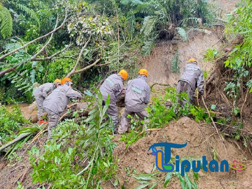 Brimob Polda Sumut Berhasil Pulihkan Akses Jalan Sibolga–Padangsidimpuan Pasca Longsor