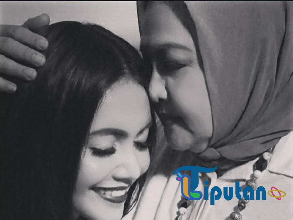 Respons Denada Usai Digugat Telantarkan Anak: “Doain Dena Ya, Ma…”