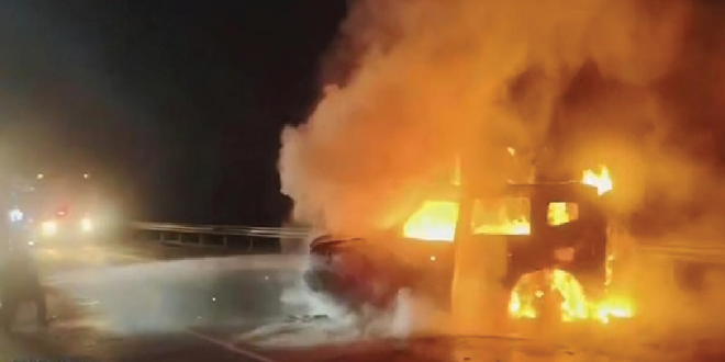 JETOUR Terbakar Setelah Tabrakan di Tol Jagorawi, Dua Orang Alami Luka