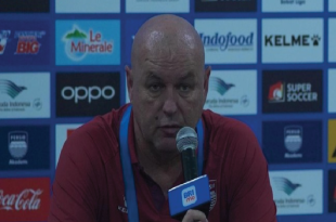 Viral: Bojan Hodak Hentikan Suporter Persib yang Coba Masuk Lapangan GBLA