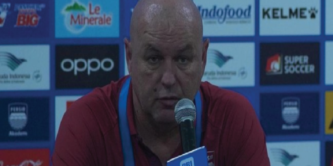 Viral: Bojan Hodak Hentikan Suporter Persib yang Coba Masuk Lapangan GBLA