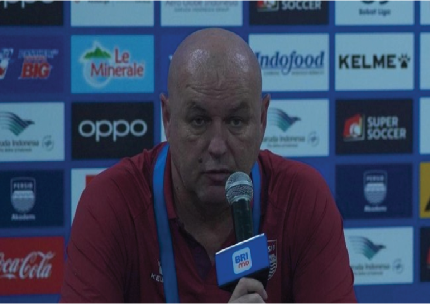 Viral: Bojan Hodak Hentikan Suporter Persib yang Coba Masuk Lapangan GBLA