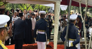 Prabowo Hormat di Pusara Try Sutrisno Sebelum Menabur Bunga