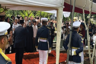 Prabowo Hormat di Pusara Try Sutrisno Sebelum Menabur Bunga