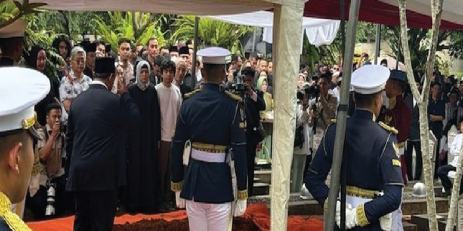 Prabowo Hormat di Pusara Try Sutrisno Sebelum Menabur Bunga