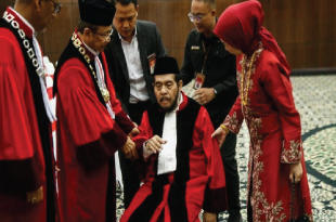 Anwar Usman Pingsan Usai Kirab Wisuda Purnabakti MK