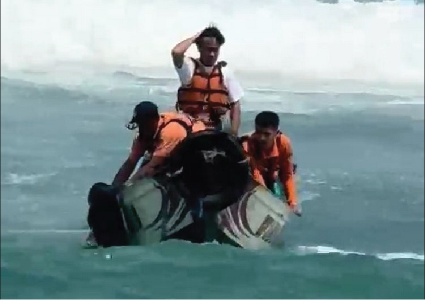 Dua Wisatawan Terseret Arus 'Rip Current' di Pantai Sundak, Berhasil Diselamatkan