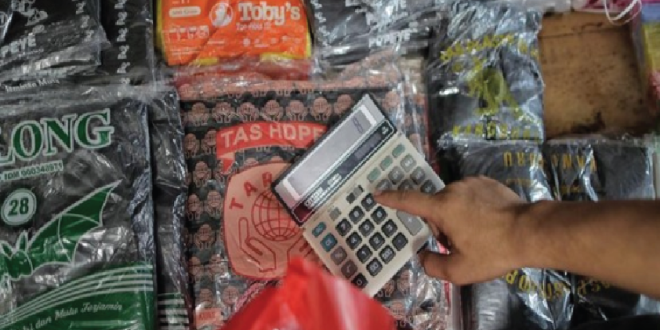 Harga Plastik di Surabaya Melonjak 60 Persen, UMKM Diminta Beralih ke Kemasan Alternatif