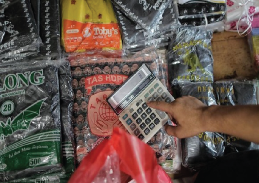 Harga Plastik di Surabaya Melonjak 60 Persen, UMKM Diminta Beralih ke Kemasan Alternatif