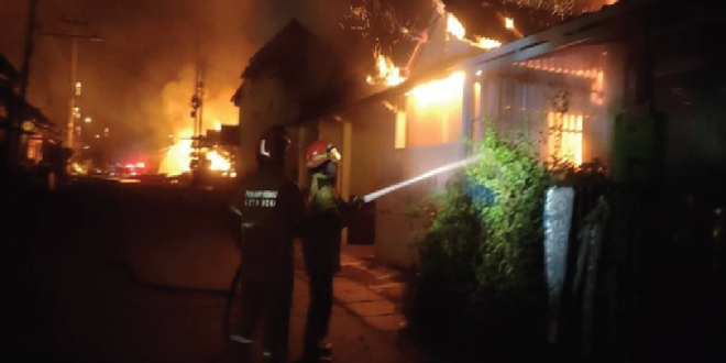 Kebakaran Hebat Melanda Stasiun Elpiji Cimuning, Bekasi — Api Berkobar