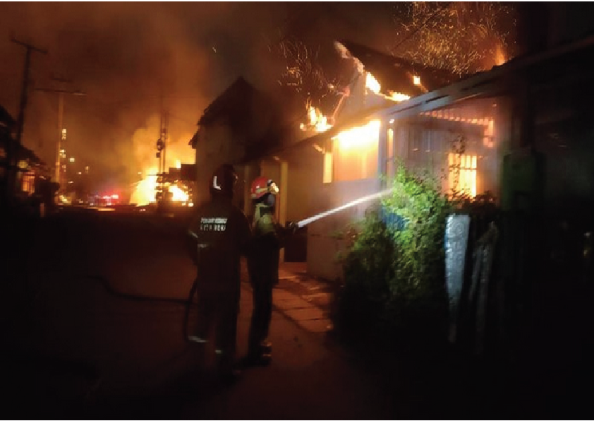 Kebakaran Hebat Melanda Stasiun Elpiji Cimuning, Bekasi — Api Berkobar