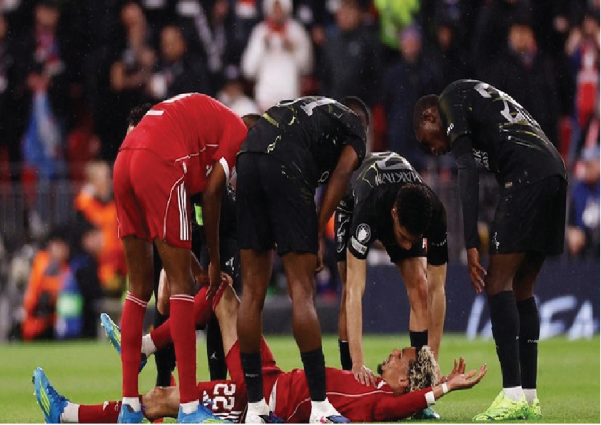 Liverpool tumbang, Ekitike alami cedera serius