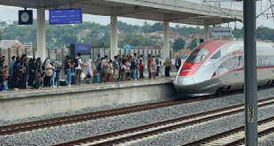 Penumpang Tahan Pintu Whoosh, Kereta Terlambat 2 Menit