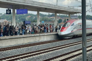 Penumpang Tahan Pintu Whoosh, Kereta Terlambat 2 Menit