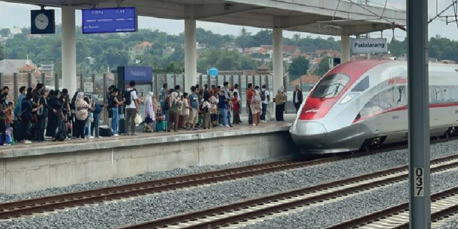 Penumpang Tahan Pintu Whoosh, Kereta Terlambat 2 Menit