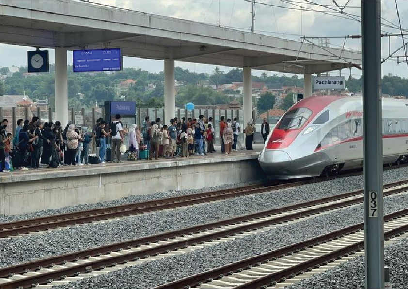 Penumpang Tahan Pintu Whoosh, Kereta Terlambat 2 Menit