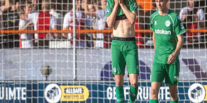FC Groningen harus tertinggal dari Ajax Amsterdam setelah Thom van Bergen mengalami cedera
