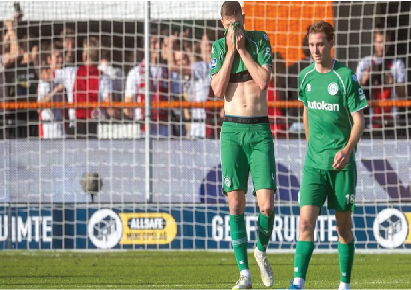 FC Groningen harus tertinggal dari Ajax Amsterdam setelah Thom van Bergen mengalami cedera
