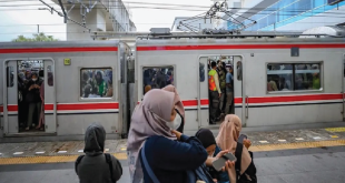 KAI Commuter Evakuasi Penumpang yang Jatuh di Jalur 3 Stasiun Manggarai