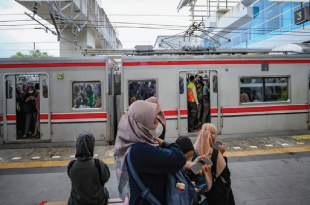 KAI Commuter Evakuasi Penumpang yang Jatuh di Jalur 3 Stasiun Manggarai