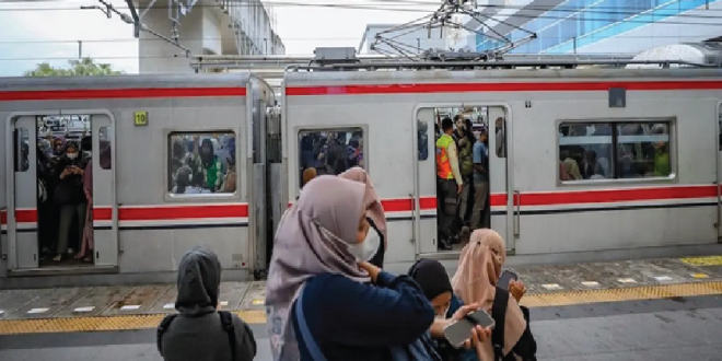 KAI Commuter Evakuasi Penumpang yang Jatuh di Jalur 3 Stasiun Manggarai