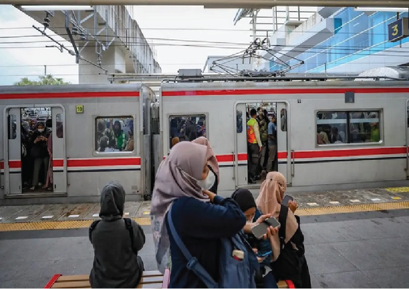 KAI Commuter Evakuasi Penumpang yang Jatuh di Jalur 3 Stasiun Manggarai