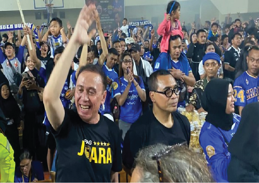 Persib Taklukkan Persija, Iwan Bule Turut Merayakan Kemenangan