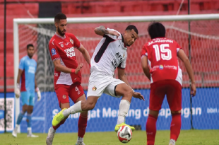 Persik Kediri sukses menang telak 3-0 atas Semen Padang, memastikan diri terbebas dari ancaman zona degradasi