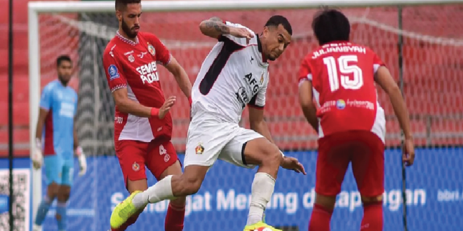 Persik Kediri sukses menang telak 3-0 atas Semen Padang, memastikan diri terbebas dari ancaman zona degradasi