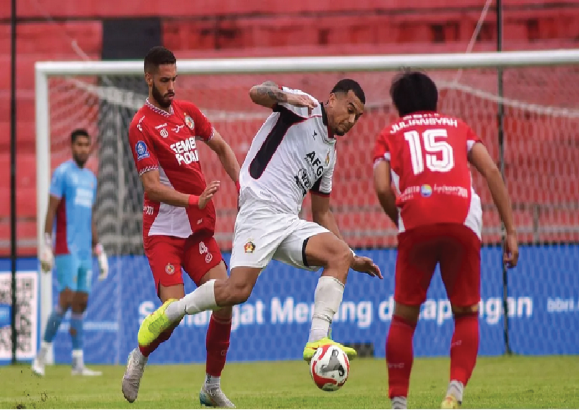 Persik Kediri sukses menang telak 3-0 atas Semen Padang, memastikan diri terbebas dari ancaman zona degradasi