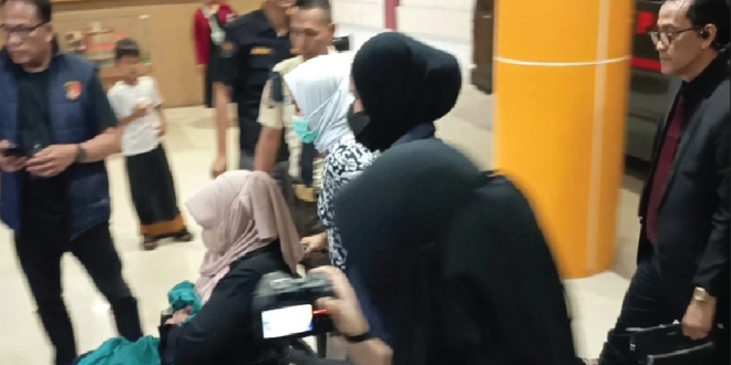 Dokter Tifa Gunakan Kursi Roda Usai Pemeriksaan di RS Polri, Ada Apa?