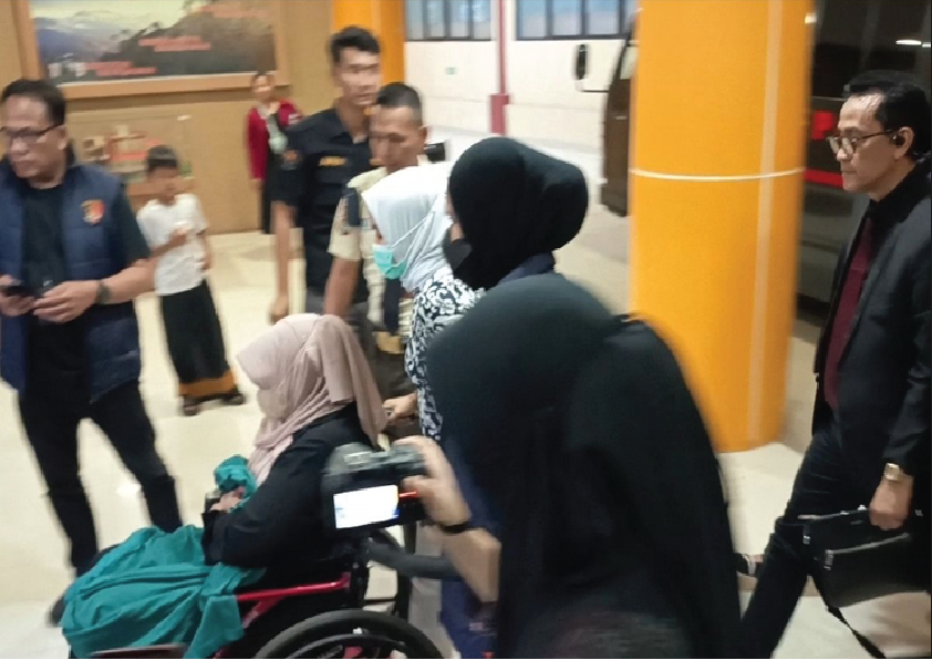 Dokter Tifa Gunakan Kursi Roda Usai Pemeriksaan di RS Polri, Ada Apa?