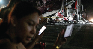 Malam Mencekam di Filipina: Warga Terpaku Ngeri pada Reruntuhan Kota