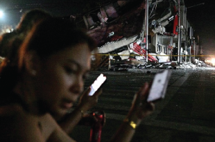 Malam Mencekam di Filipina: Warga Terpaku Ngeri pada Reruntuhan Kota