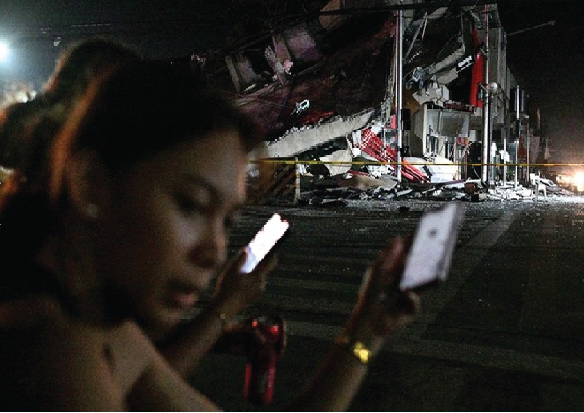 Malam Mencekam di Filipina: Warga Terpaku Ngeri pada Reruntuhan Kota