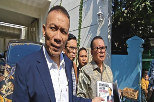 Rismon Bertemu Jokowi, Serahkan Buku 'Otentikasi Ijazah Joko Widodo