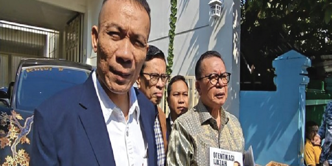 Rismon Bertemu Jokowi, Serahkan Buku 'Otentikasi Ijazah Joko Widodo