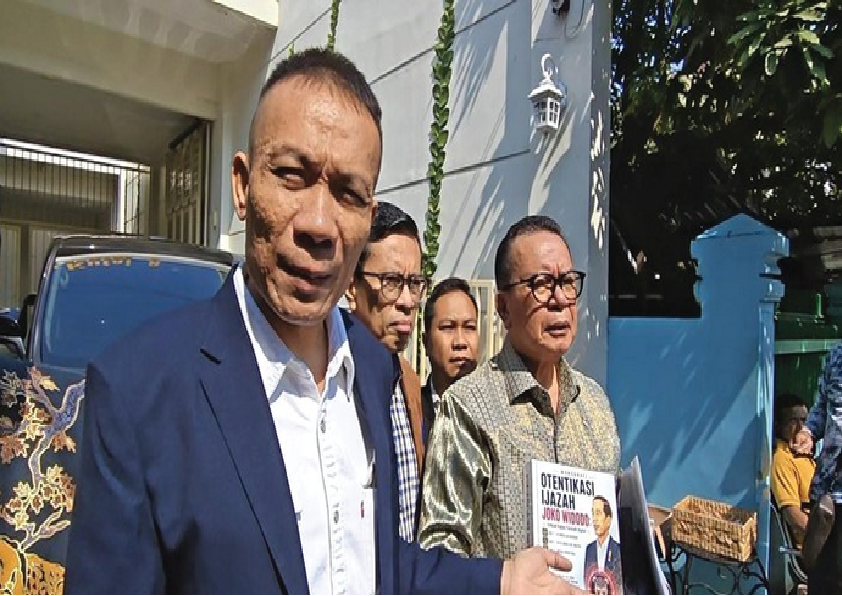 Rismon Bertemu Jokowi, Serahkan Buku 'Otentikasi Ijazah Joko Widodo
