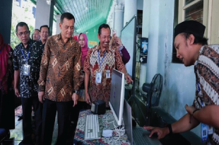 Tinjau SPMB di Jateng, Ahmad Luthfi Apresiasi Kinerja Guru dan Petugas