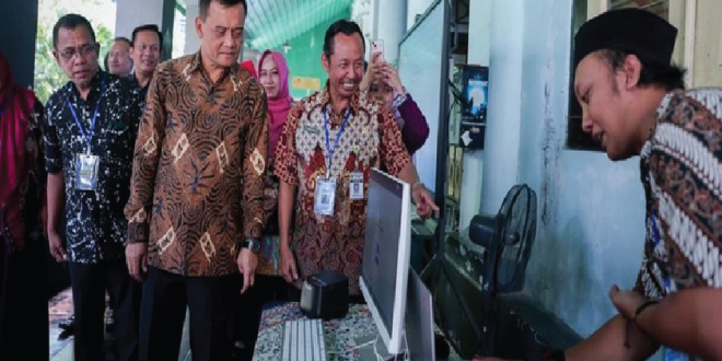 Tinjau SPMB di Jateng, Ahmad Luthfi Apresiasi Kinerja Guru dan Petugas