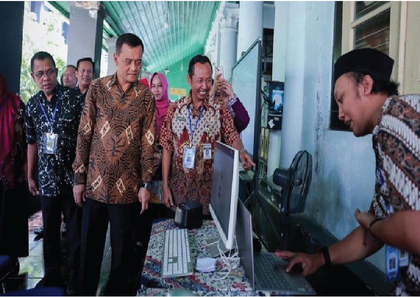 Tinjau SPMB di Jateng, Ahmad Luthfi Apresiasi Kinerja Guru dan Petugas