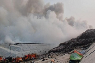 Api Masih Berkobar, Pemadaman di TPA Jatiwaringin Berlanjut Pagi Ini